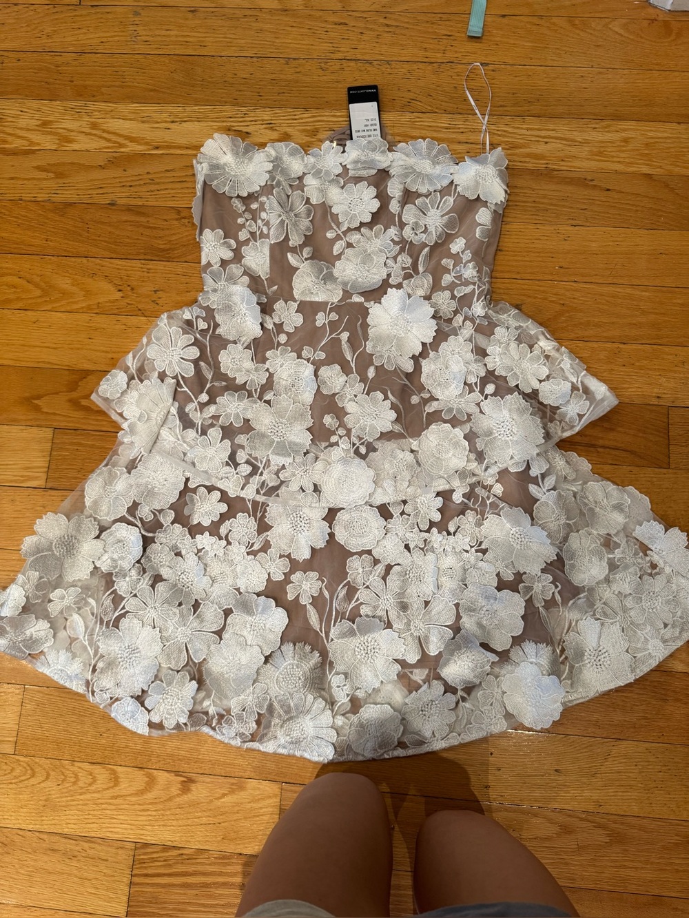 BNWT ELLIAT revolve 3D flowers appliqué mini tiered dress - Picture 5 of 15
